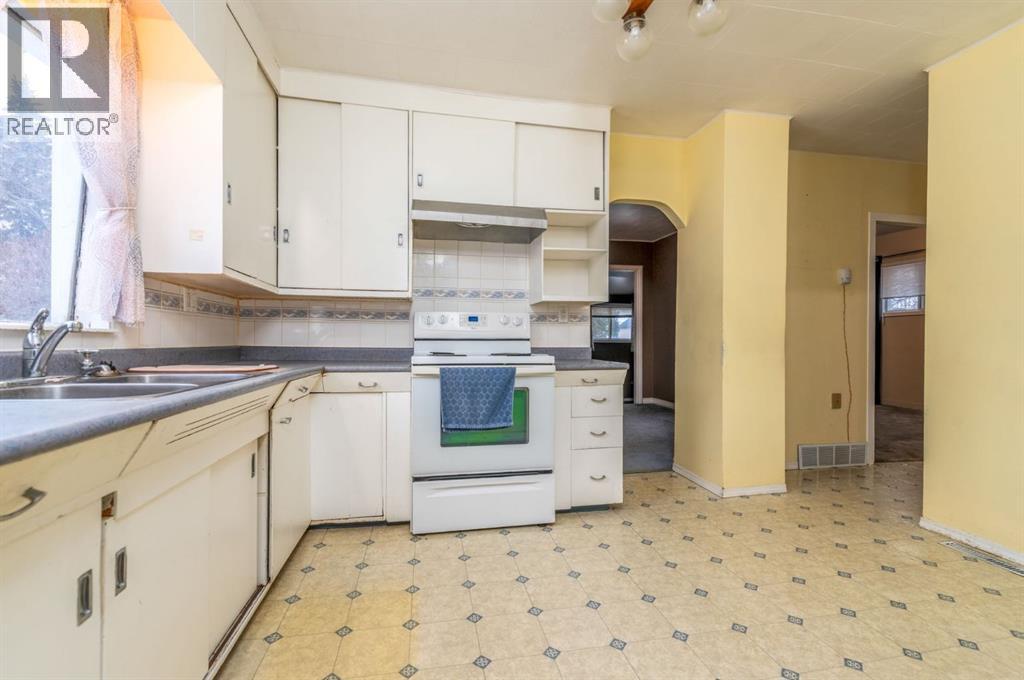 5305 49 Avenue - 4
