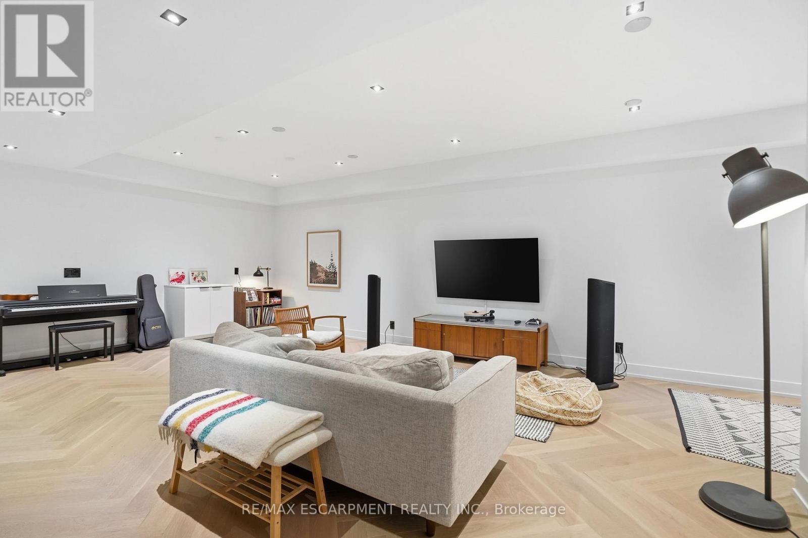20B BROADVIEW AVENUE - 33