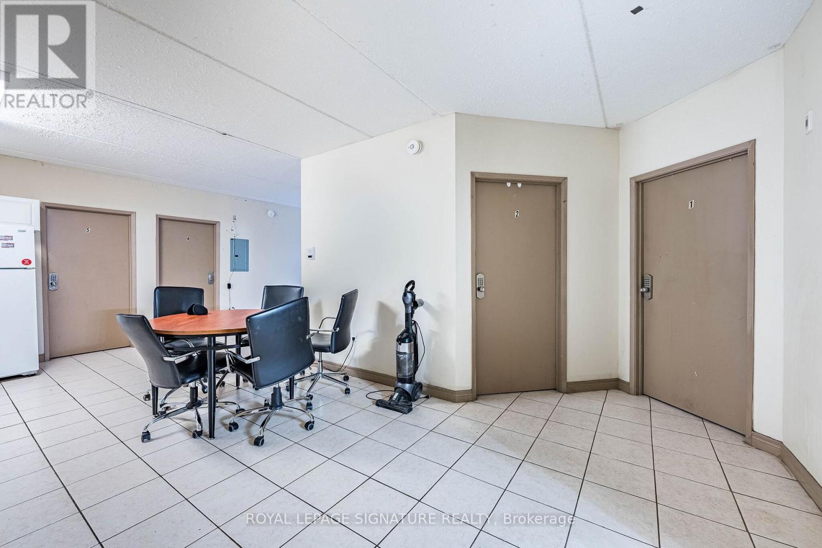#401 251 LESTER STREET - 10