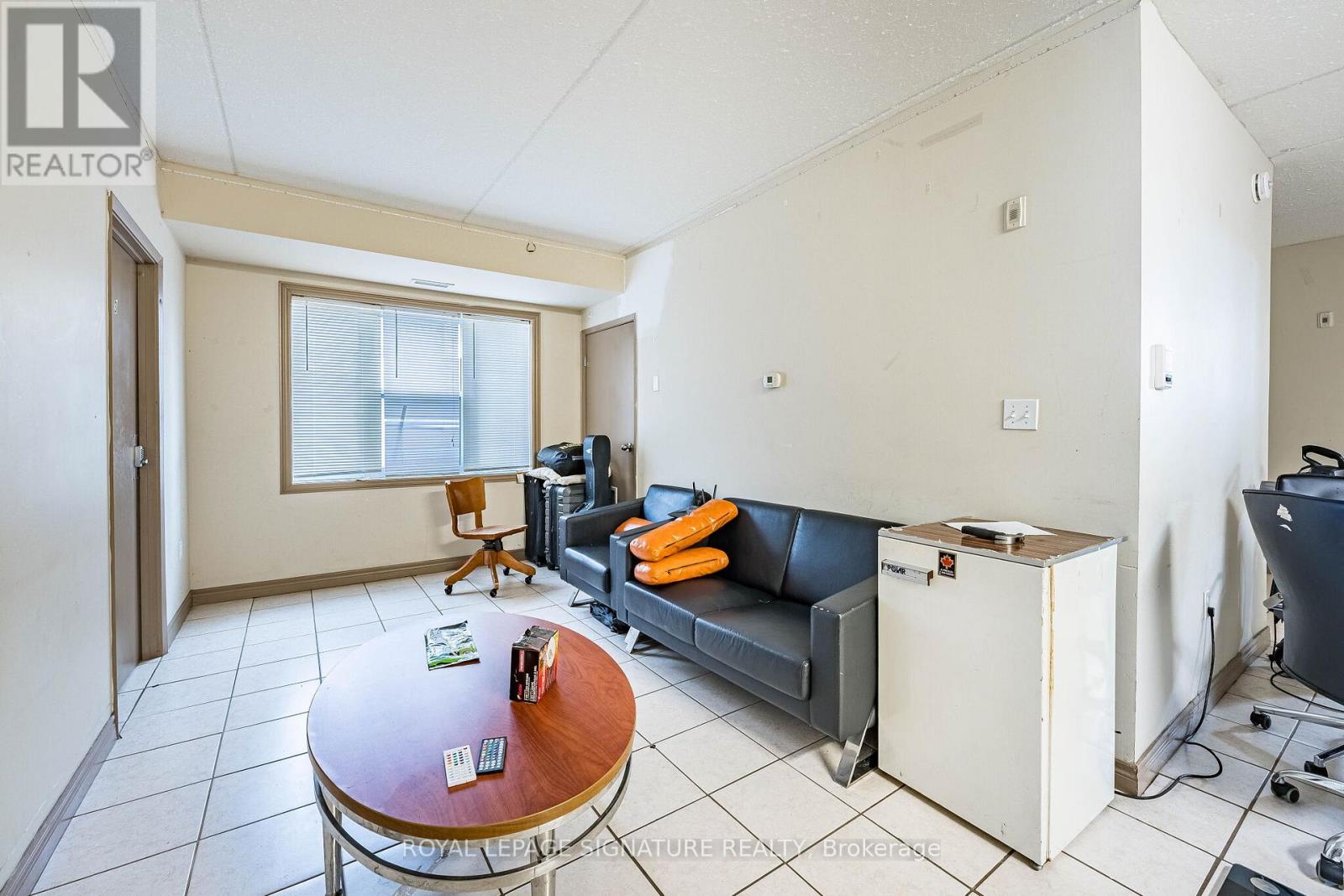 #401 251 LESTER STREET - 16