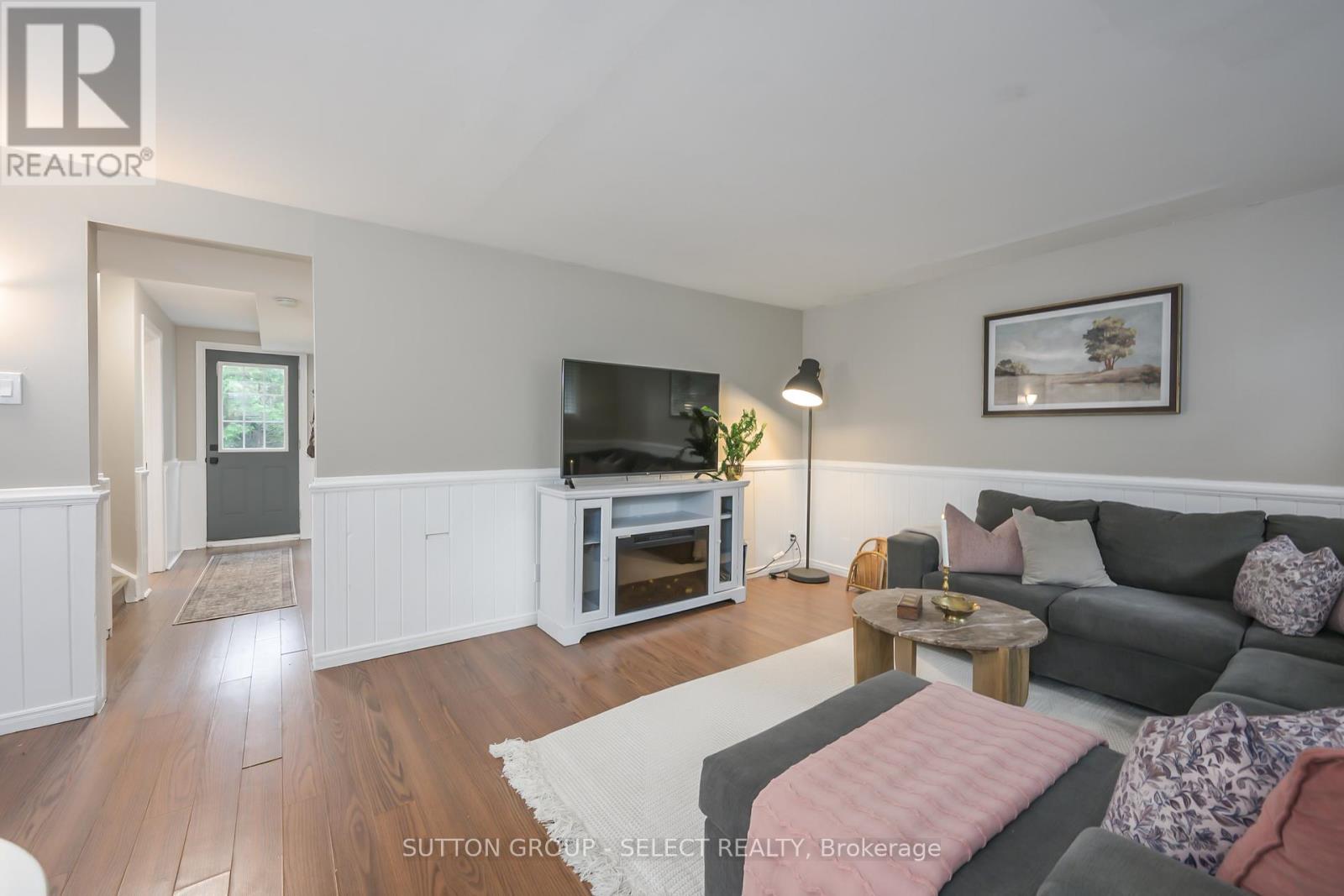 35 MAXWELL CRESCENT - 33