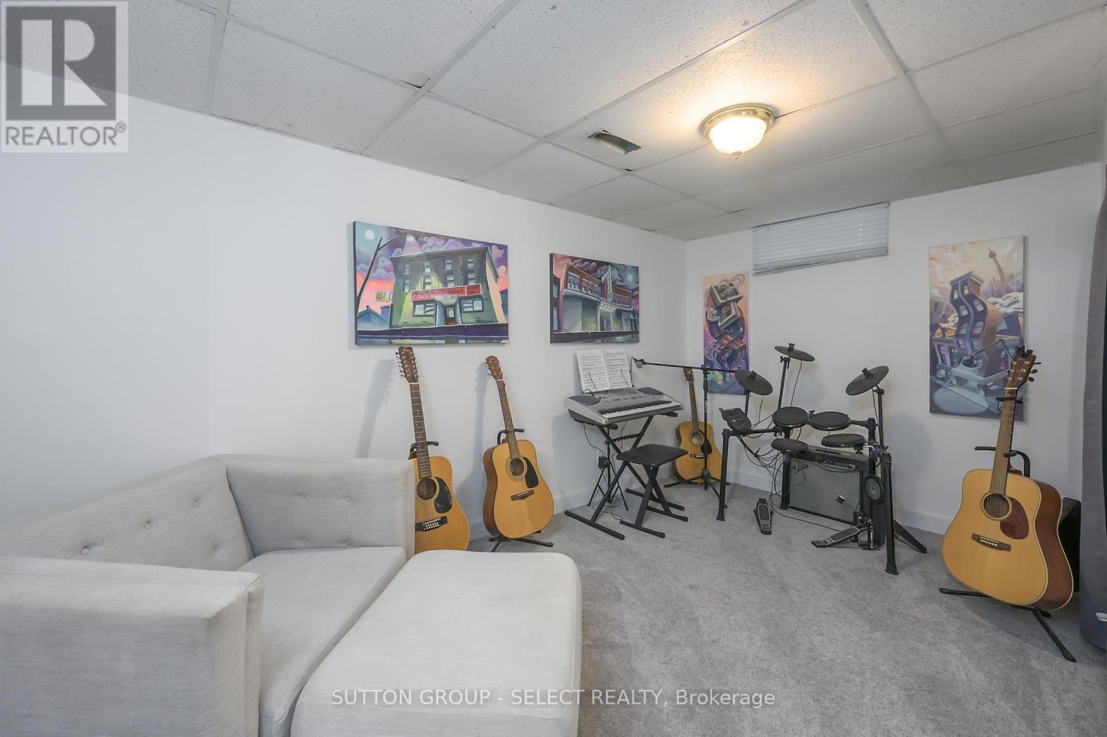 35 MAXWELL CRESCENT - 36