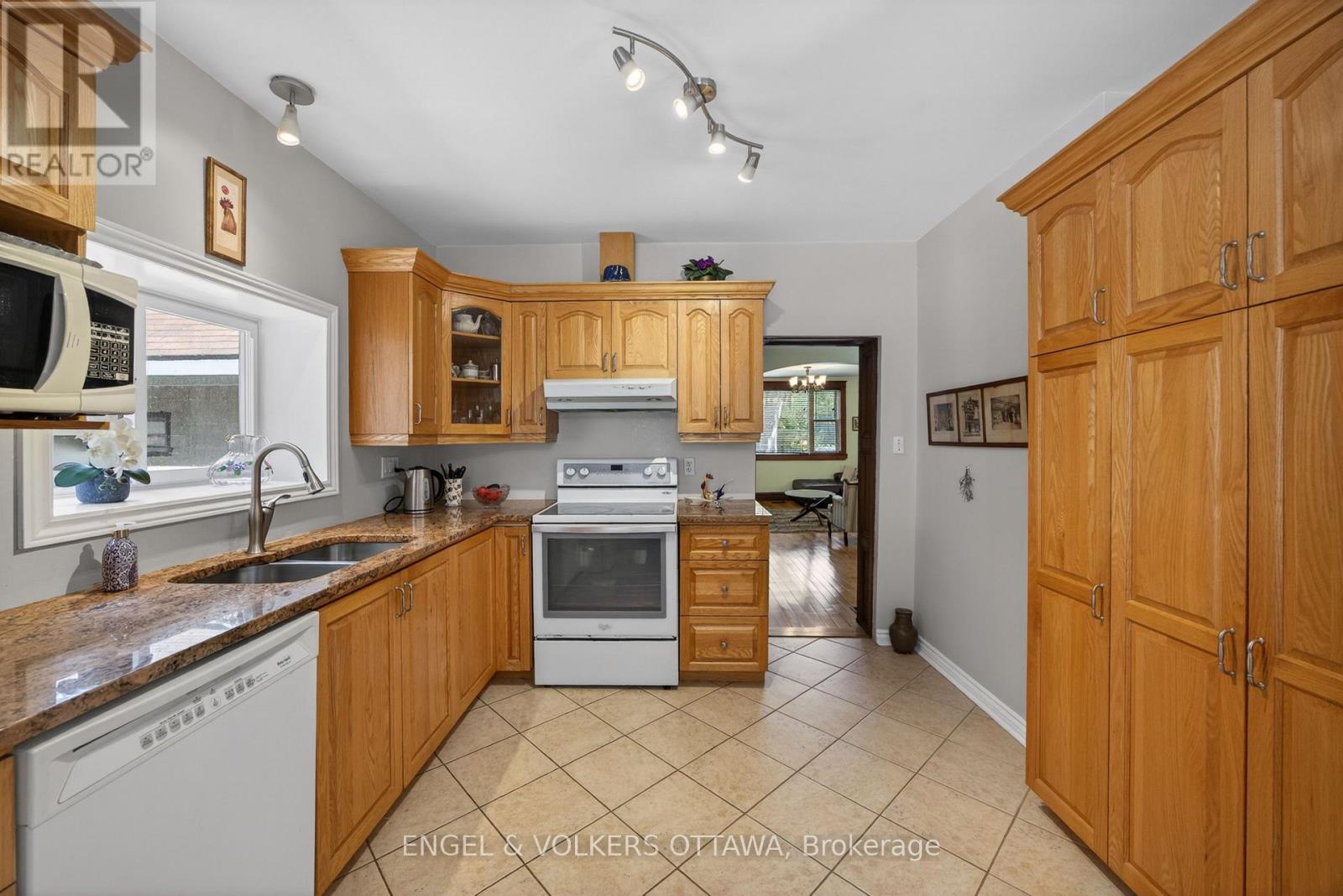 60 GLYNN AVENUE - 14