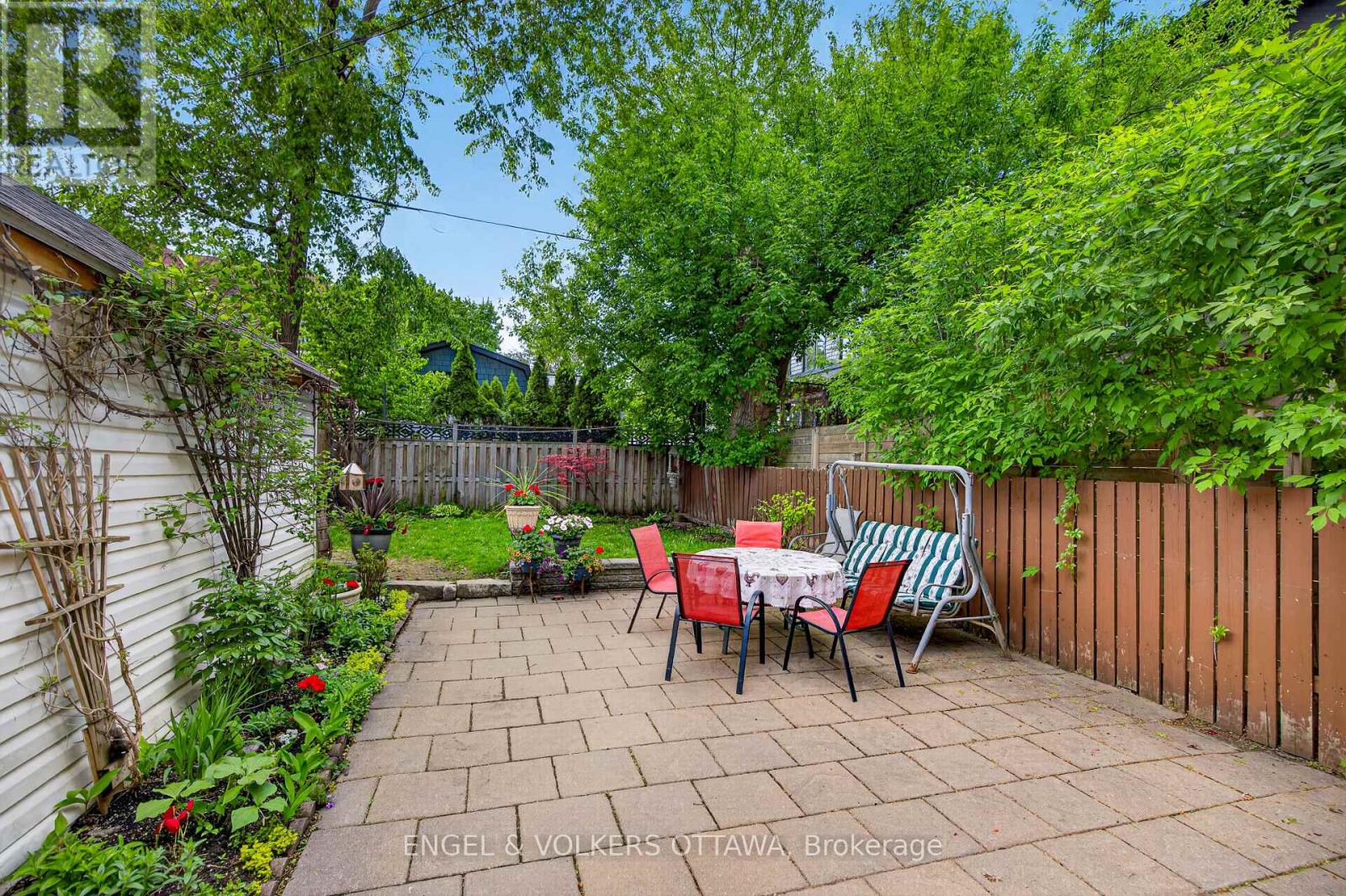 60 GLYNN AVENUE - 32