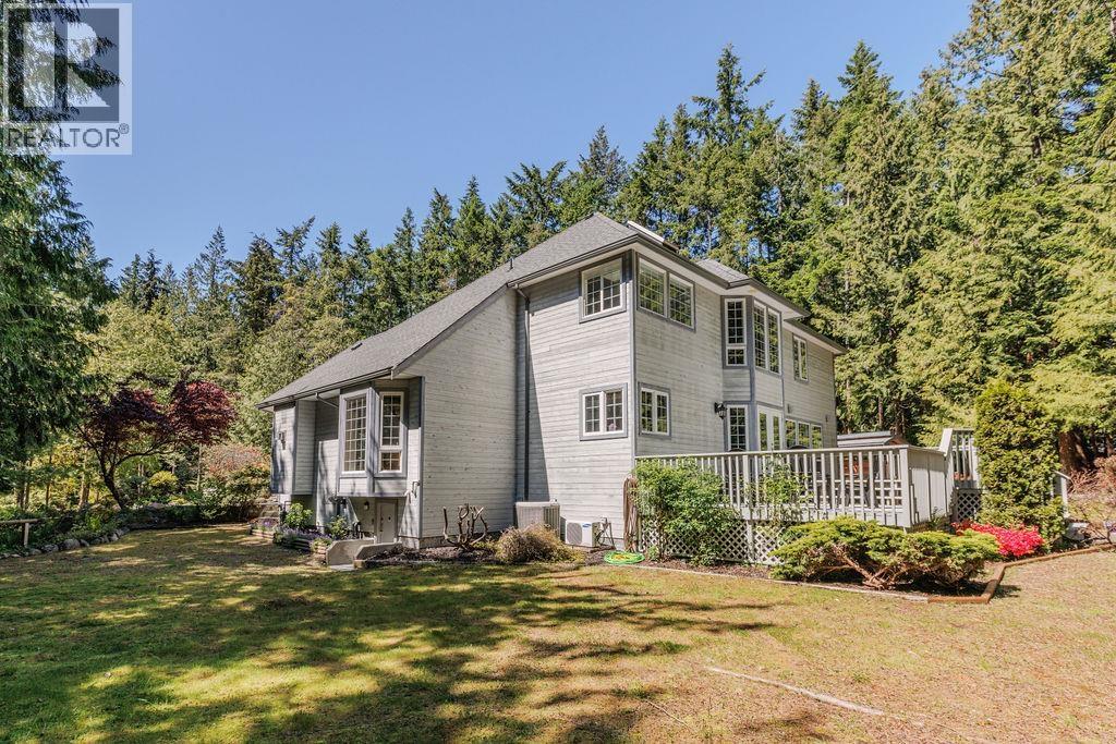 House in Roberts Creek - Image 9