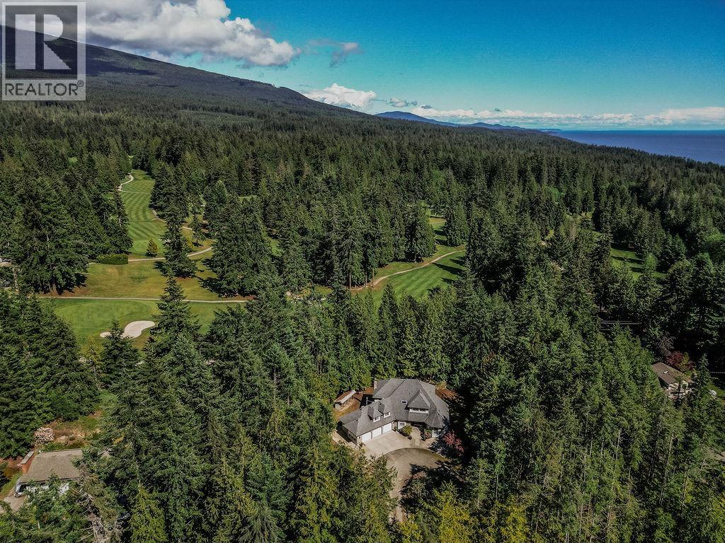 House in Roberts Creek - Image 28