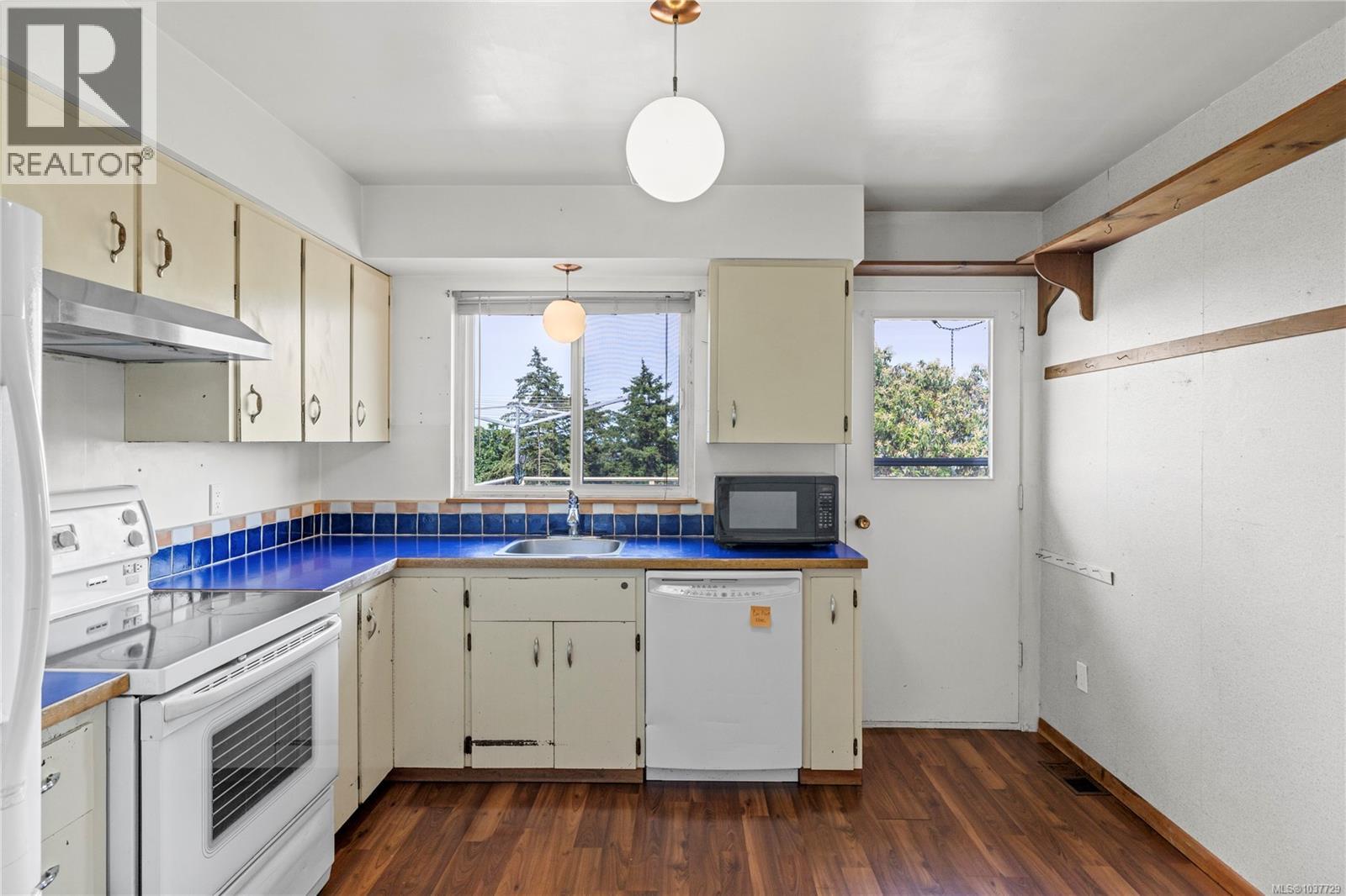 9921 Echo Hts, Chemainus