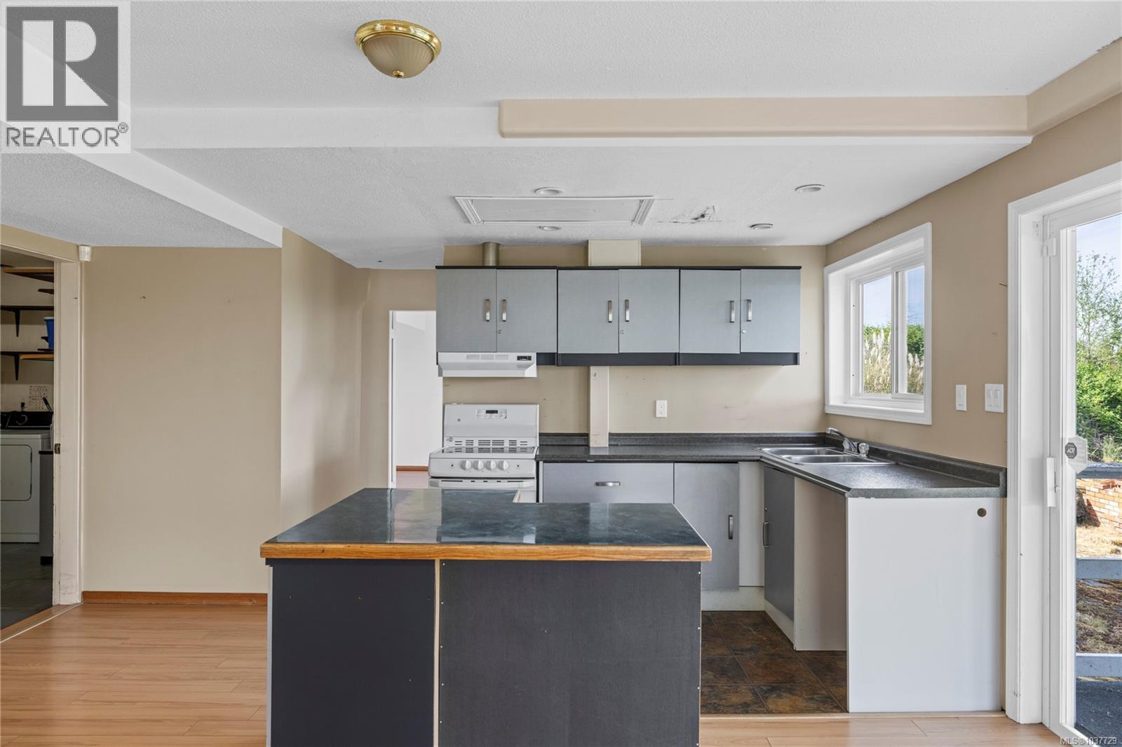 9921 Echo Hts, Chemainus