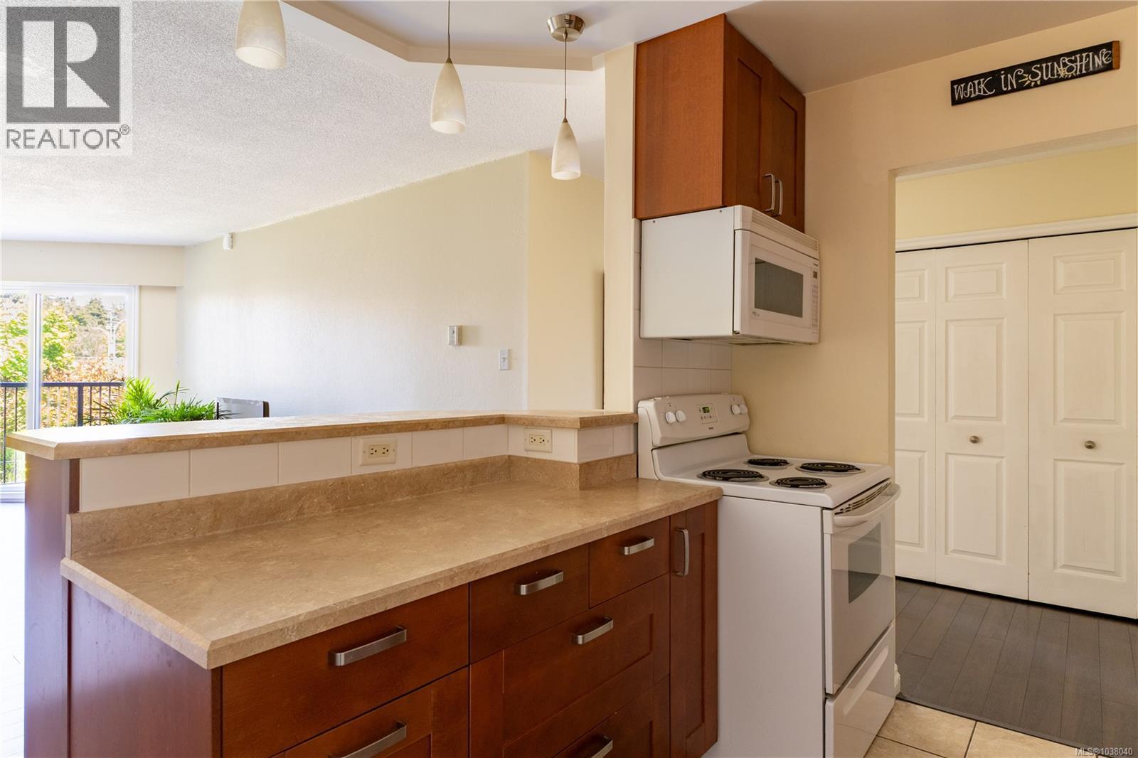 220 1870 McKenzie Avenue, Saanich