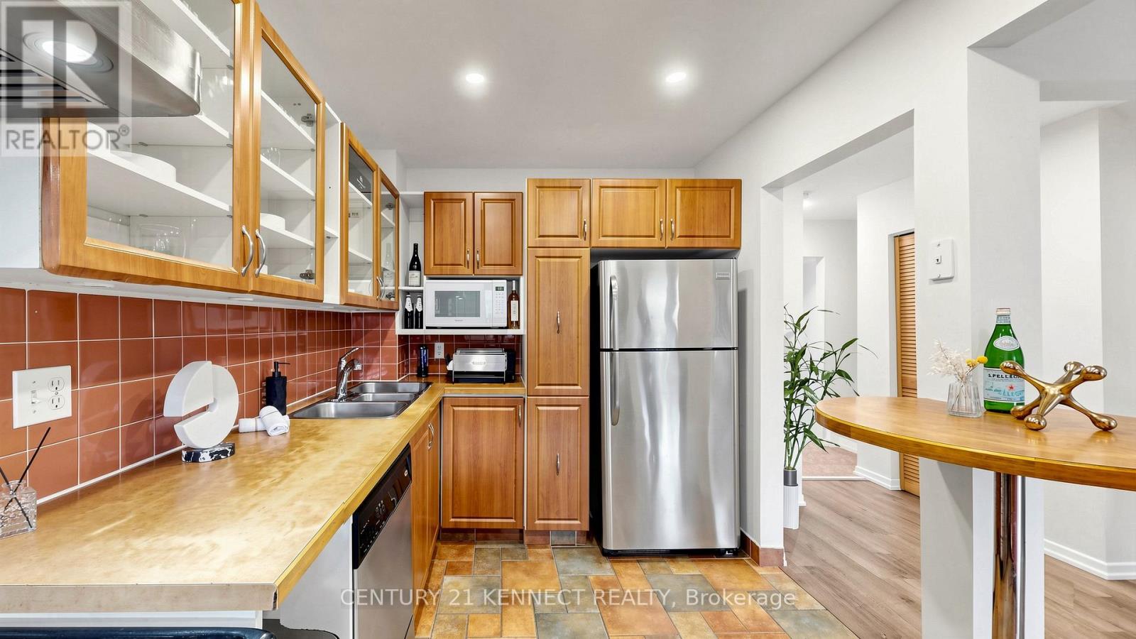 #9 260 AVENUE ROAD - 9