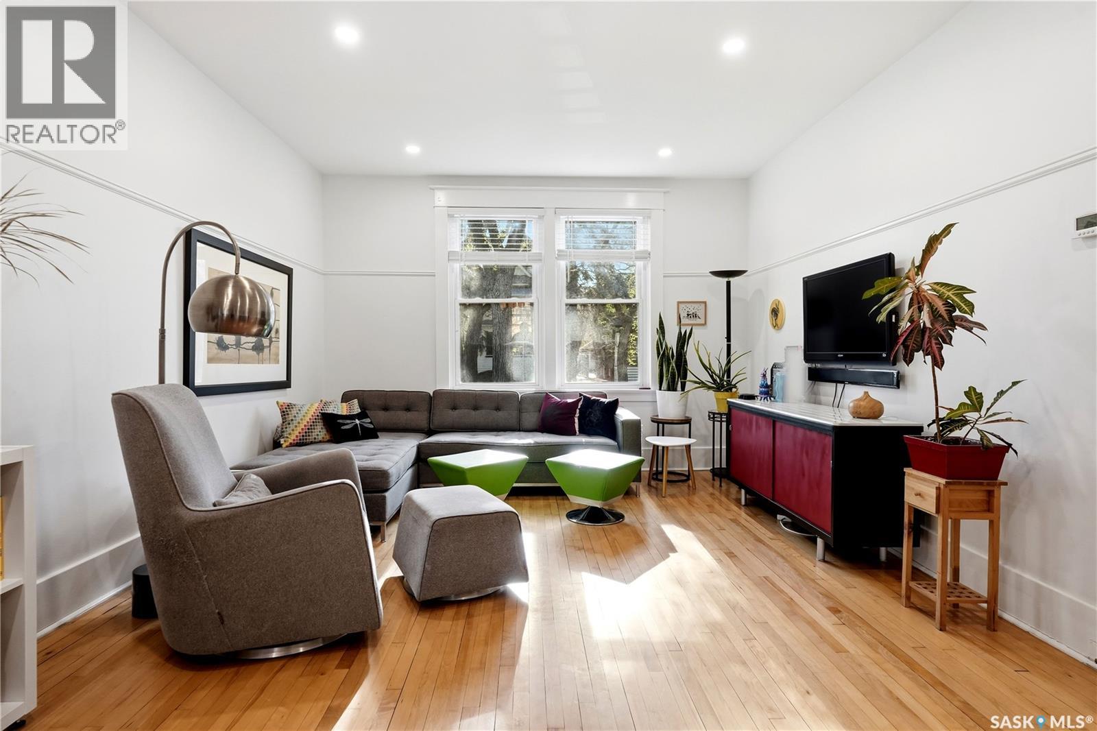 2035 Elphinstone STREET - 12