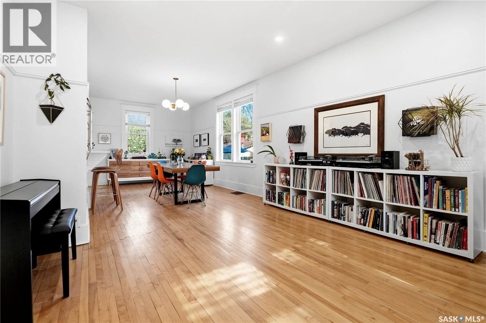 2035 Elphinstone STREET - 13