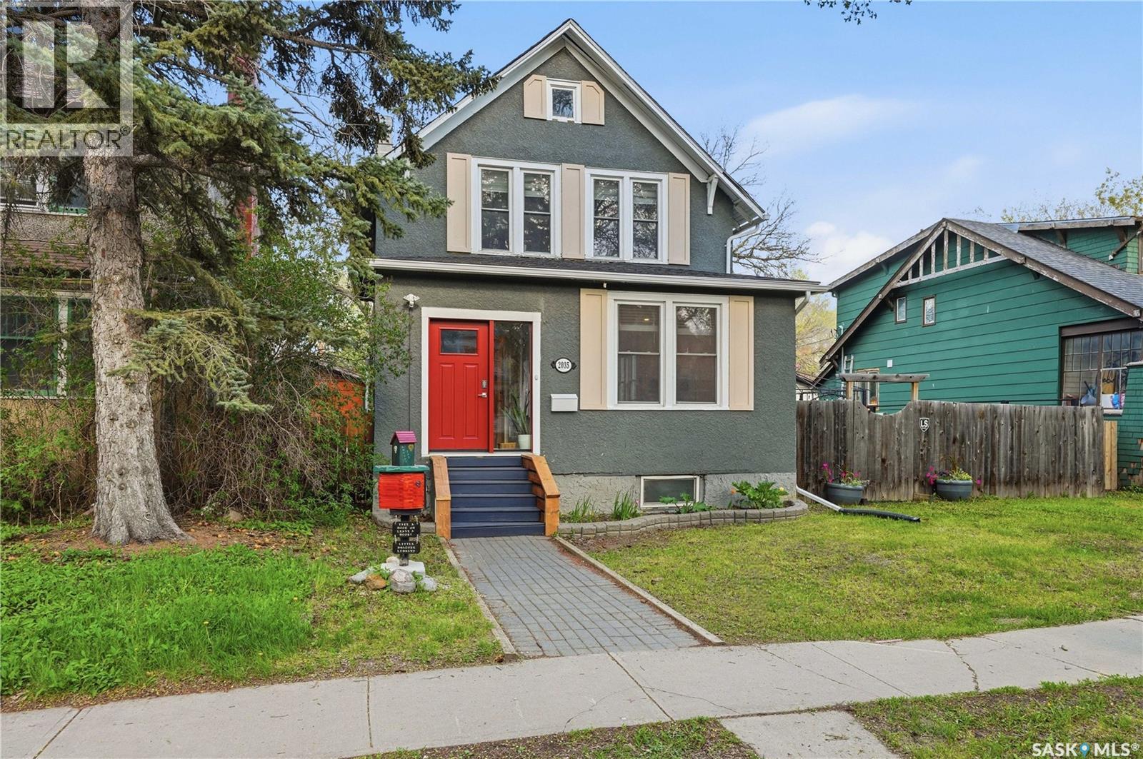 2035 Elphinstone STREET - Image 2