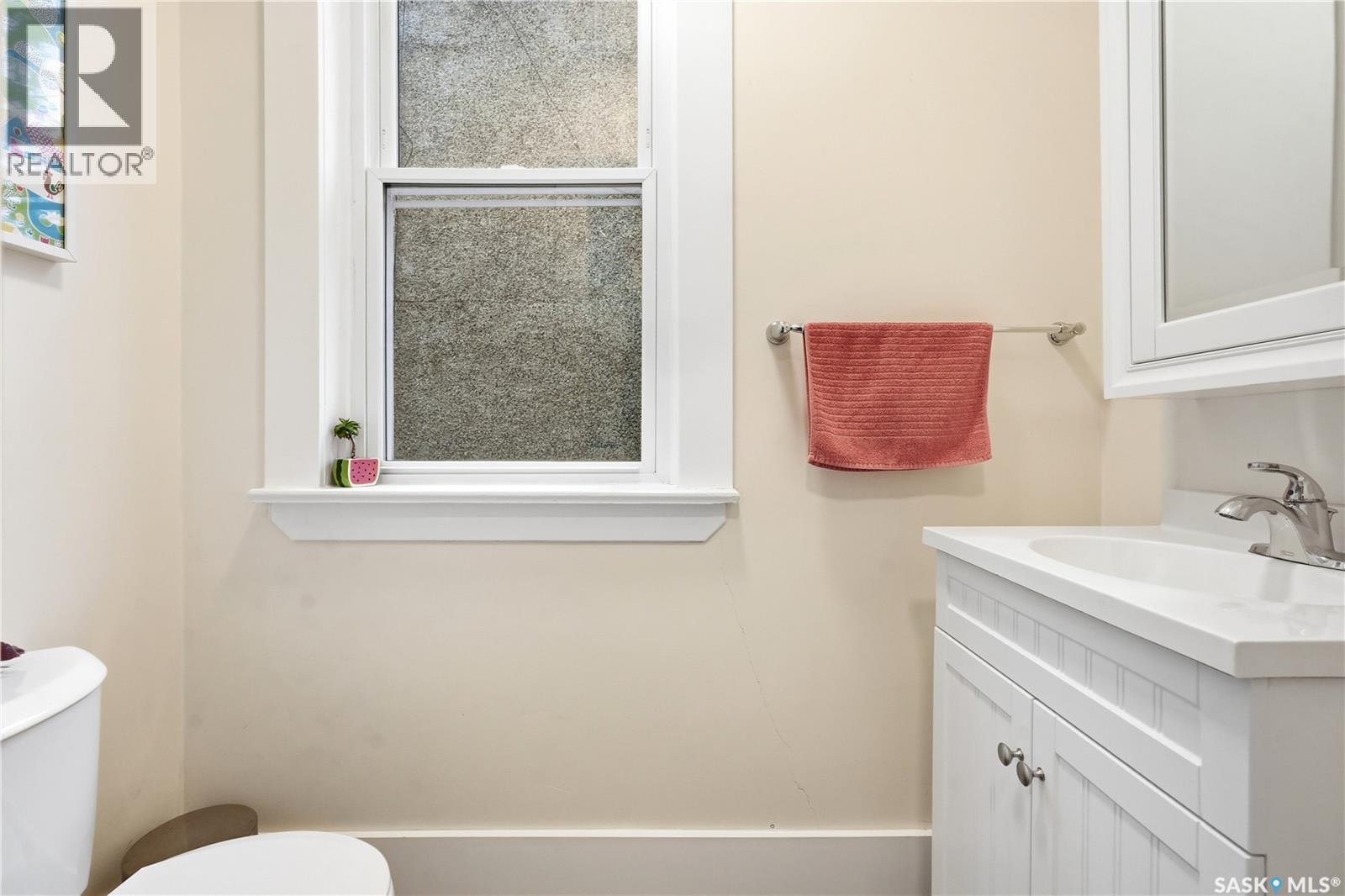 2035 Elphinstone STREET - 21
