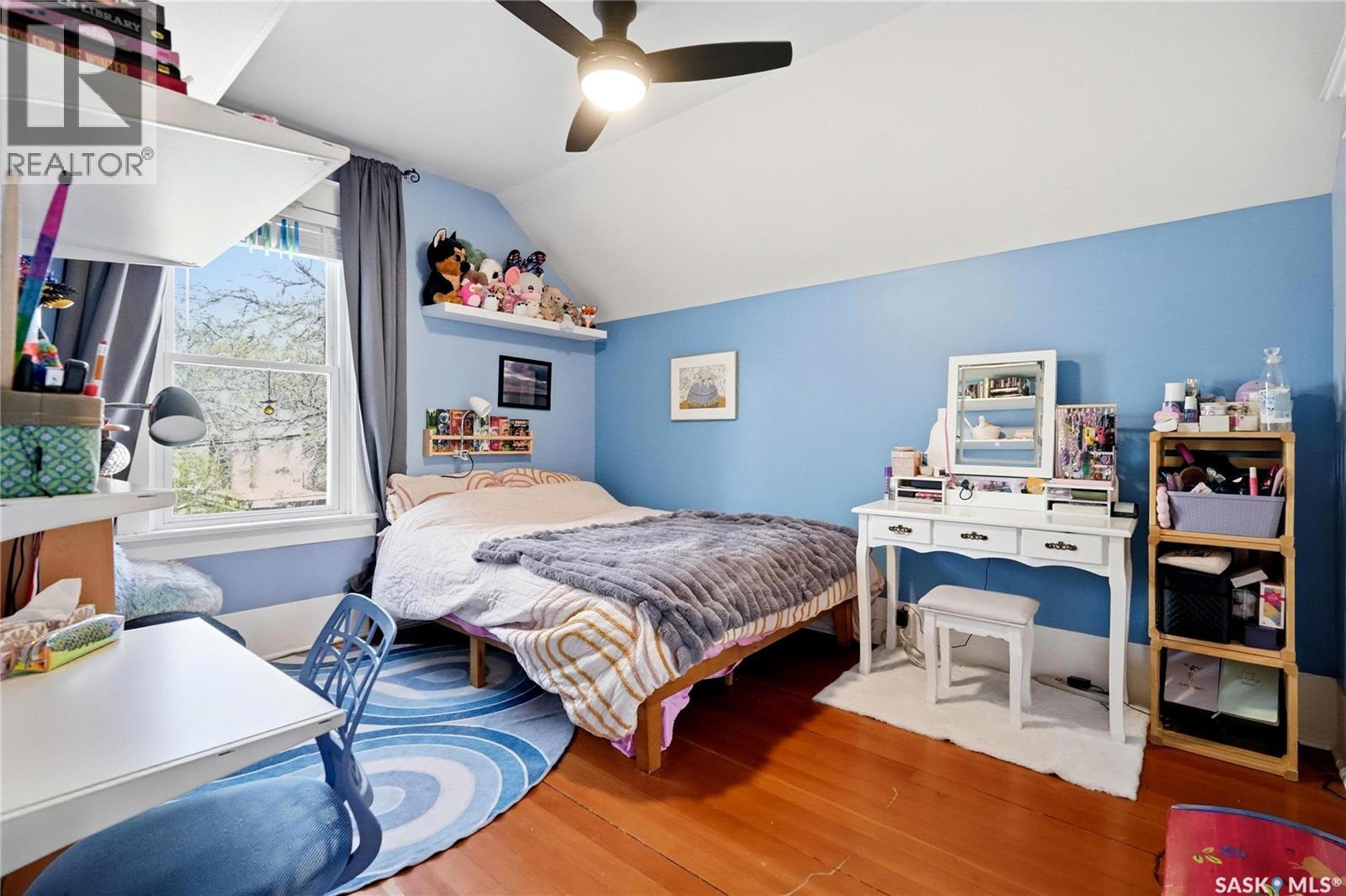 2035 Elphinstone STREET - 24