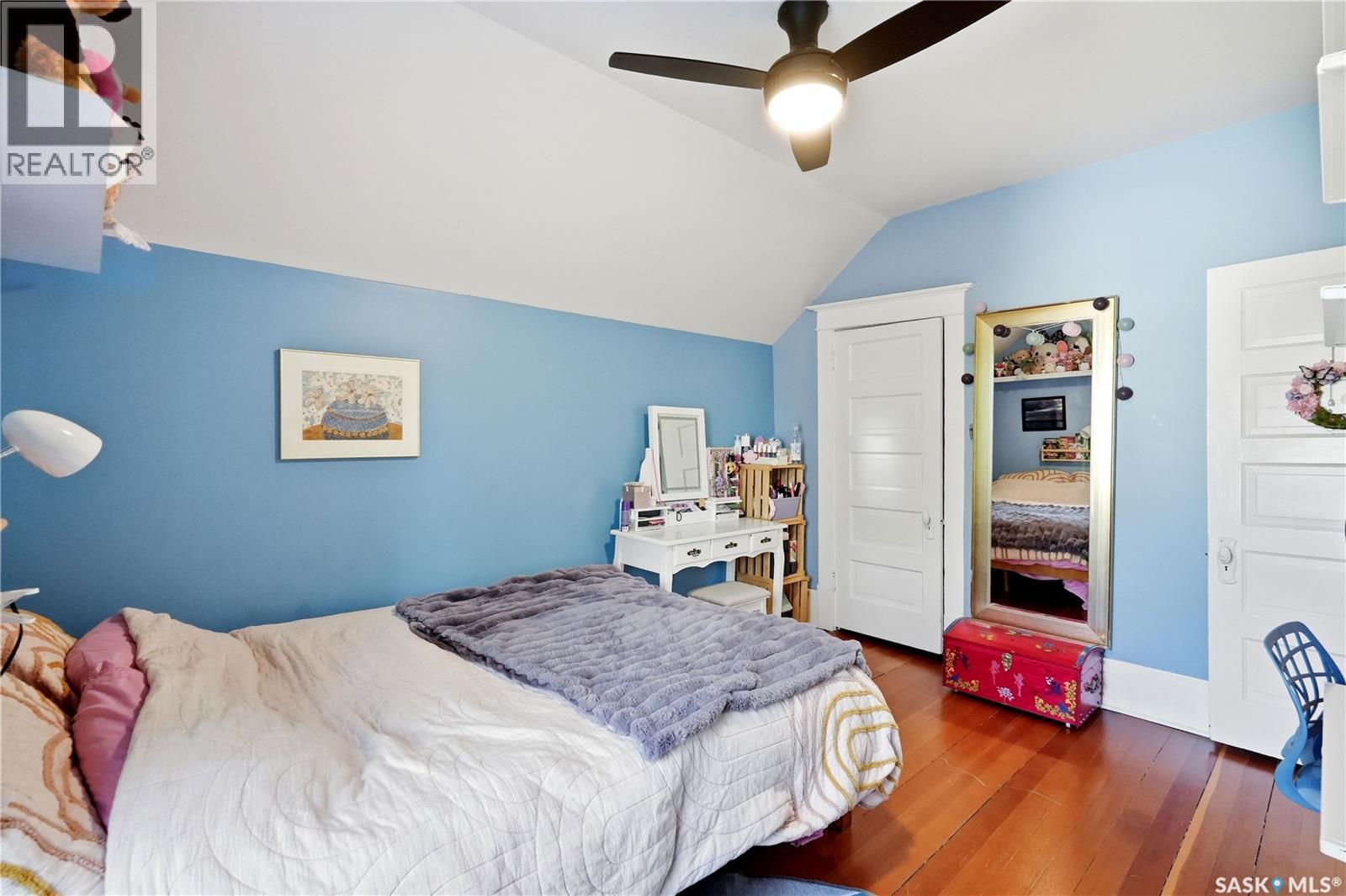 2035 Elphinstone STREET - 25