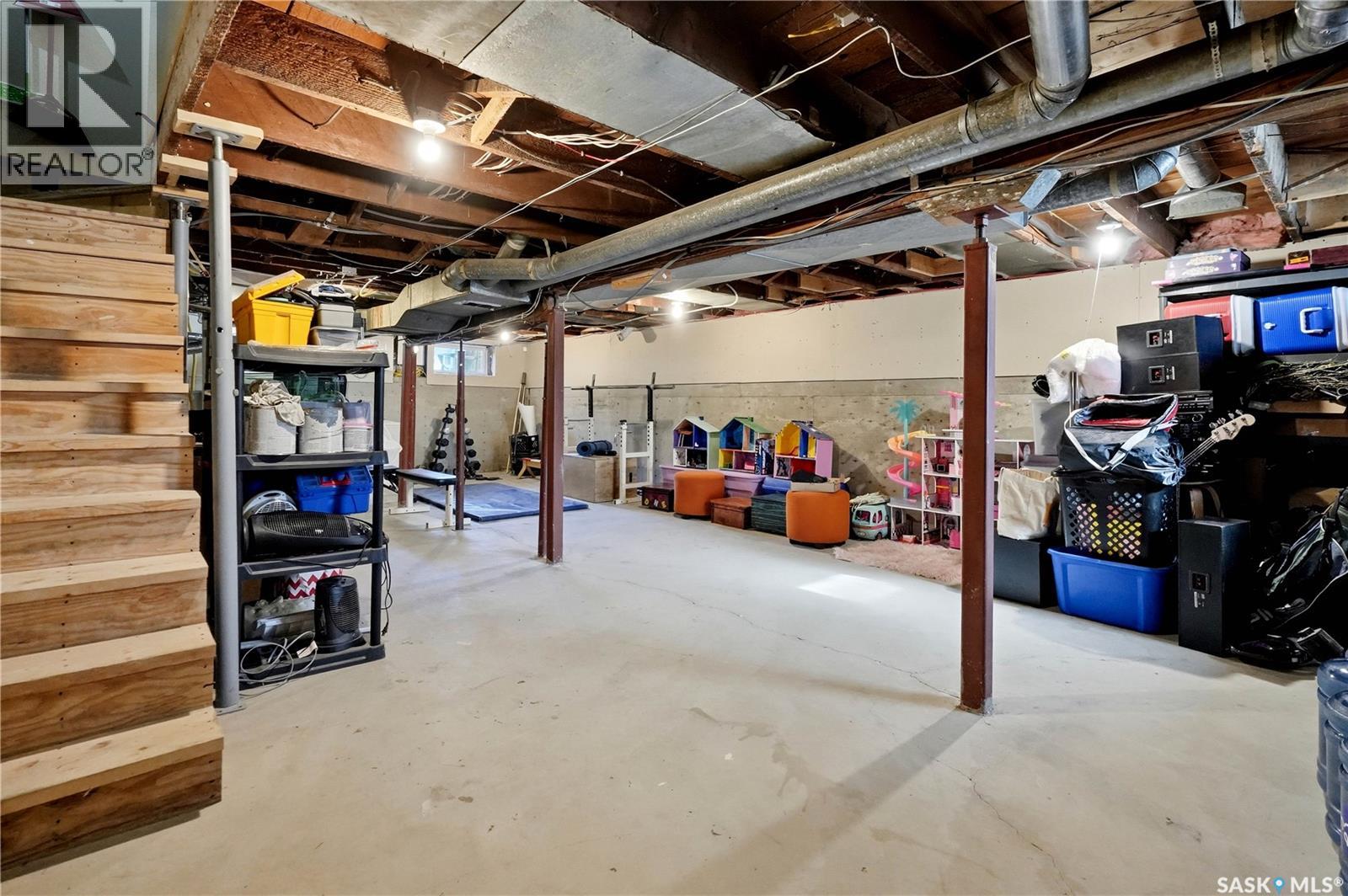 2035 Elphinstone STREET - 34
