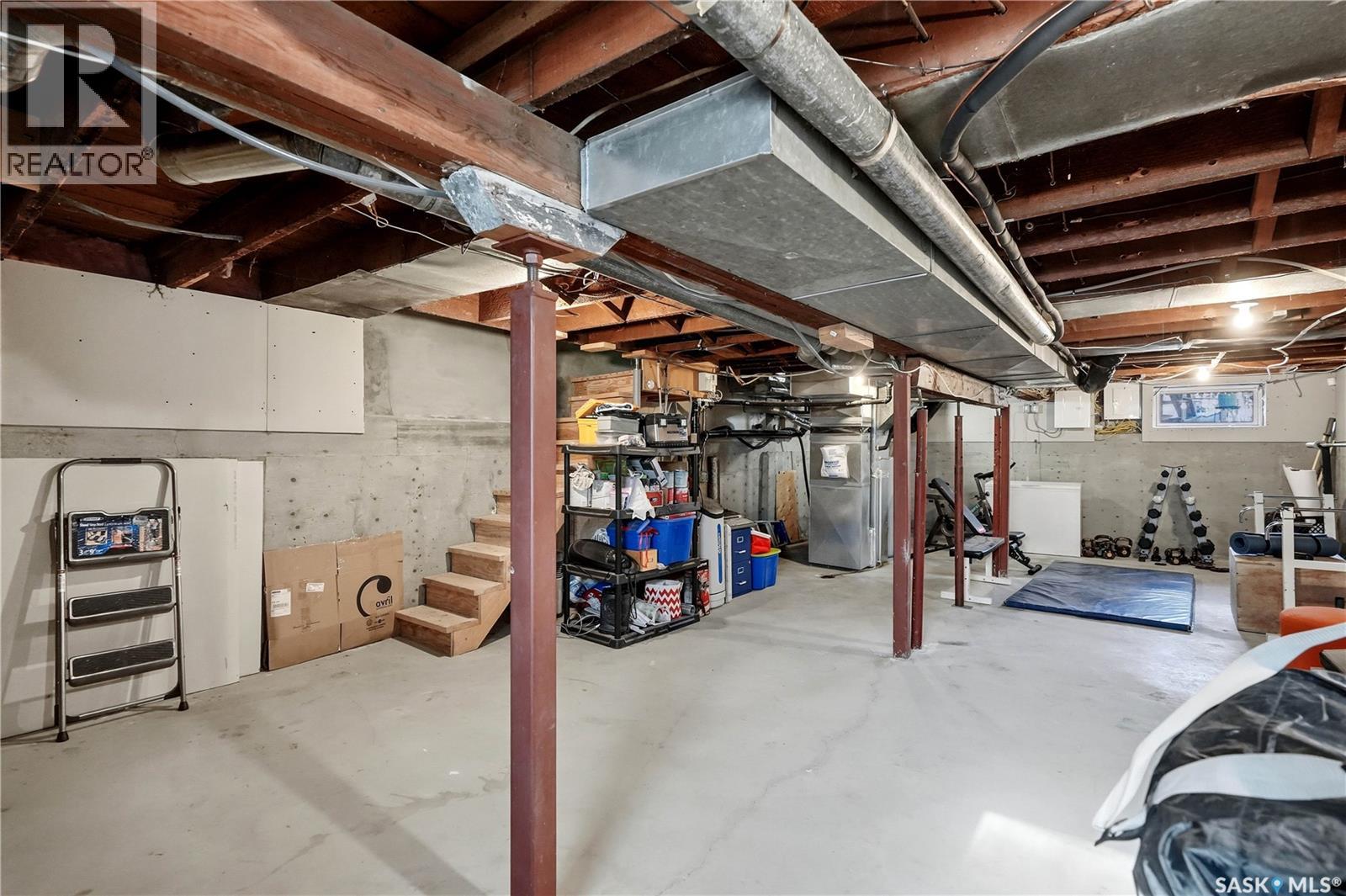 2035 Elphinstone STREET - 35