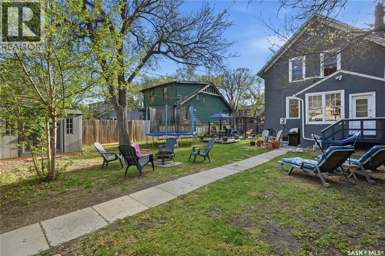 2035 Elphinstone STREET - 40