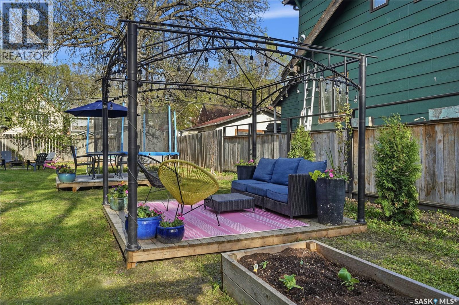 2035 Elphinstone STREET - 42