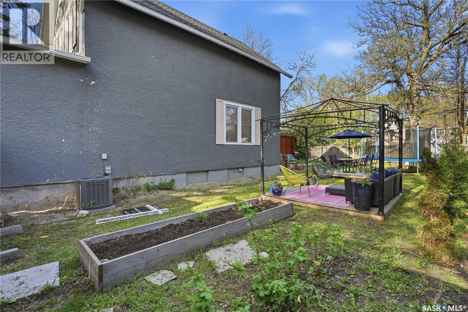 2035 Elphinstone STREET - 43