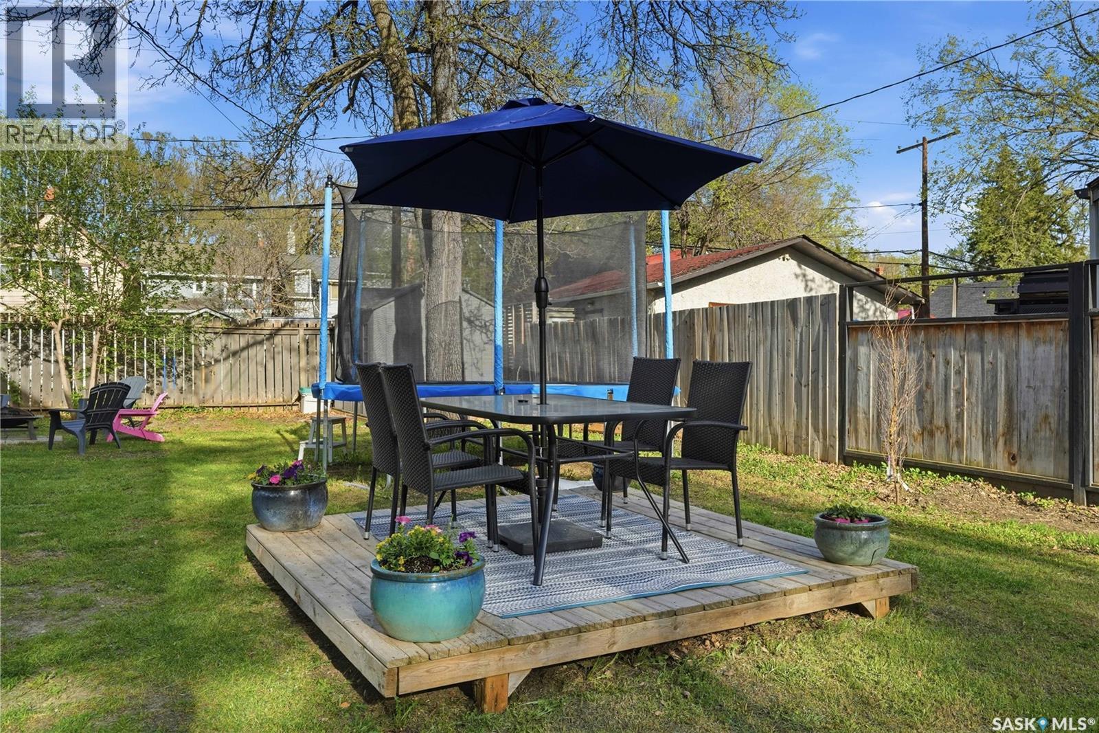 2035 Elphinstone STREET - 44
