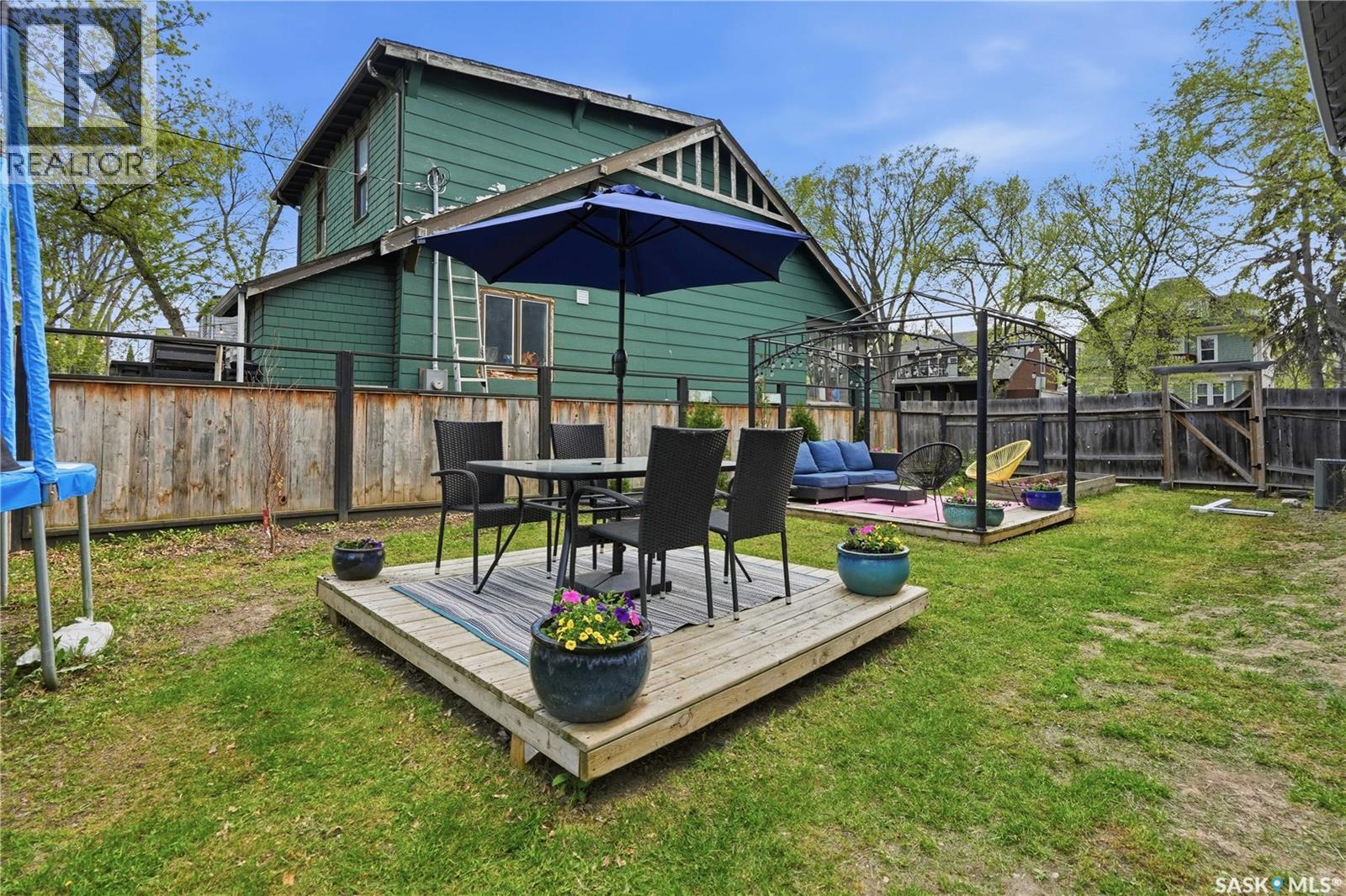 2035 Elphinstone STREET - 49