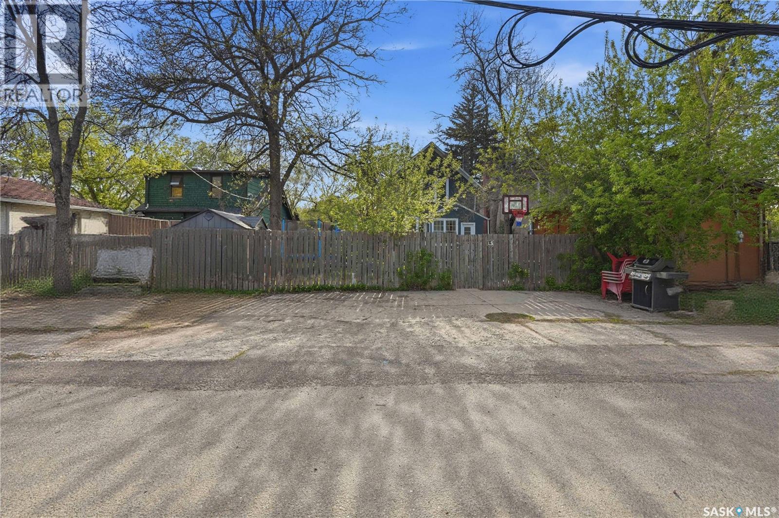 2035 Elphinstone STREET - 50