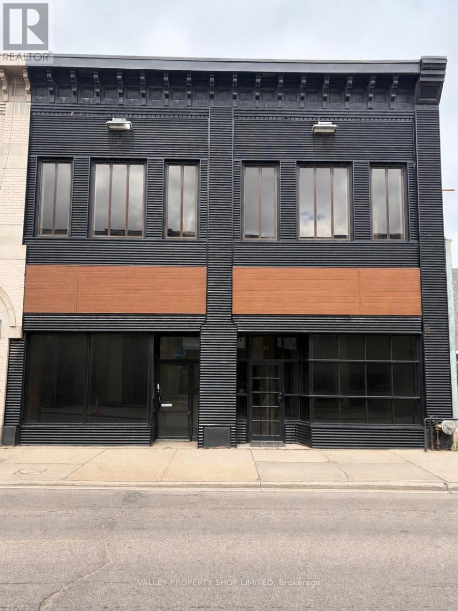 Studio for Rent in Ottawa – 21 PEMBROKE STREET W, Ottawa – By Peter Sagos - Image 1