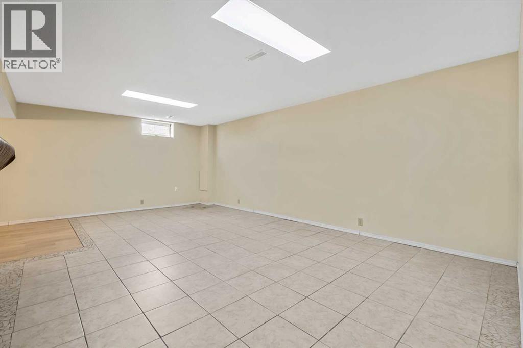 27 Aberdare Crescent NE - 22