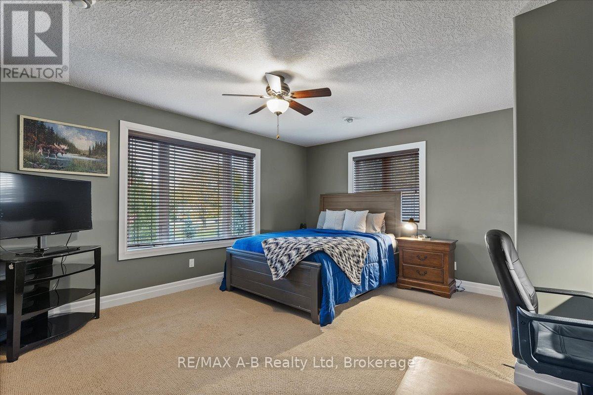 151 HURON ROAD - 32