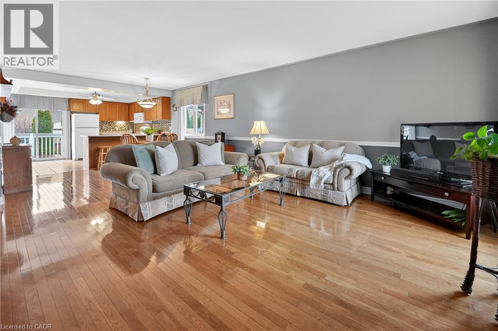 12 COURTNEY Crescent - 4