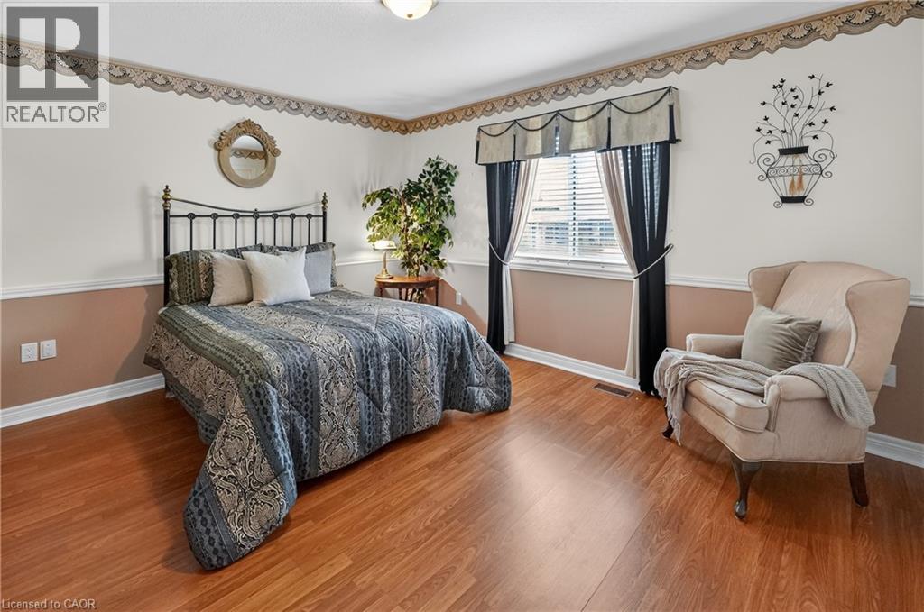 12 COURTNEY Crescent - 11