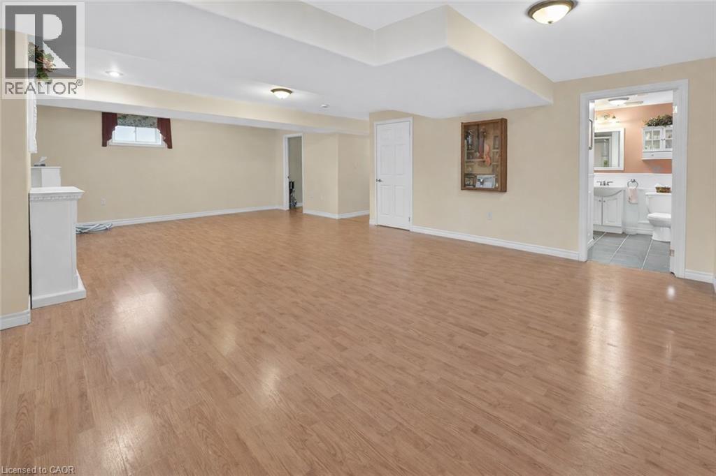 12 COURTNEY Crescent - 18