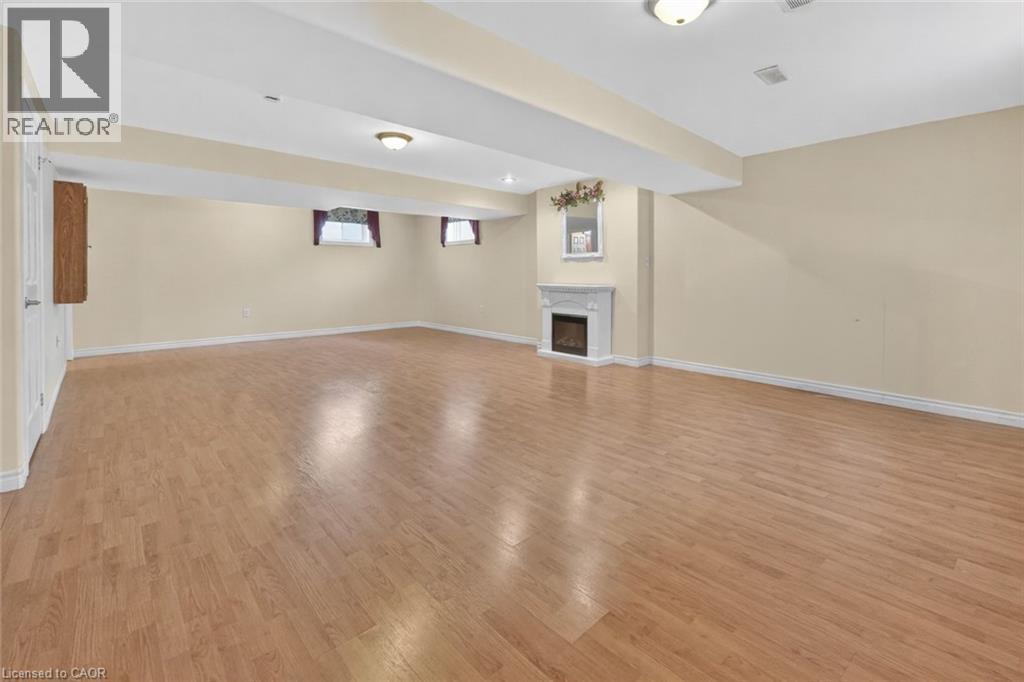 12 COURTNEY Crescent - 17