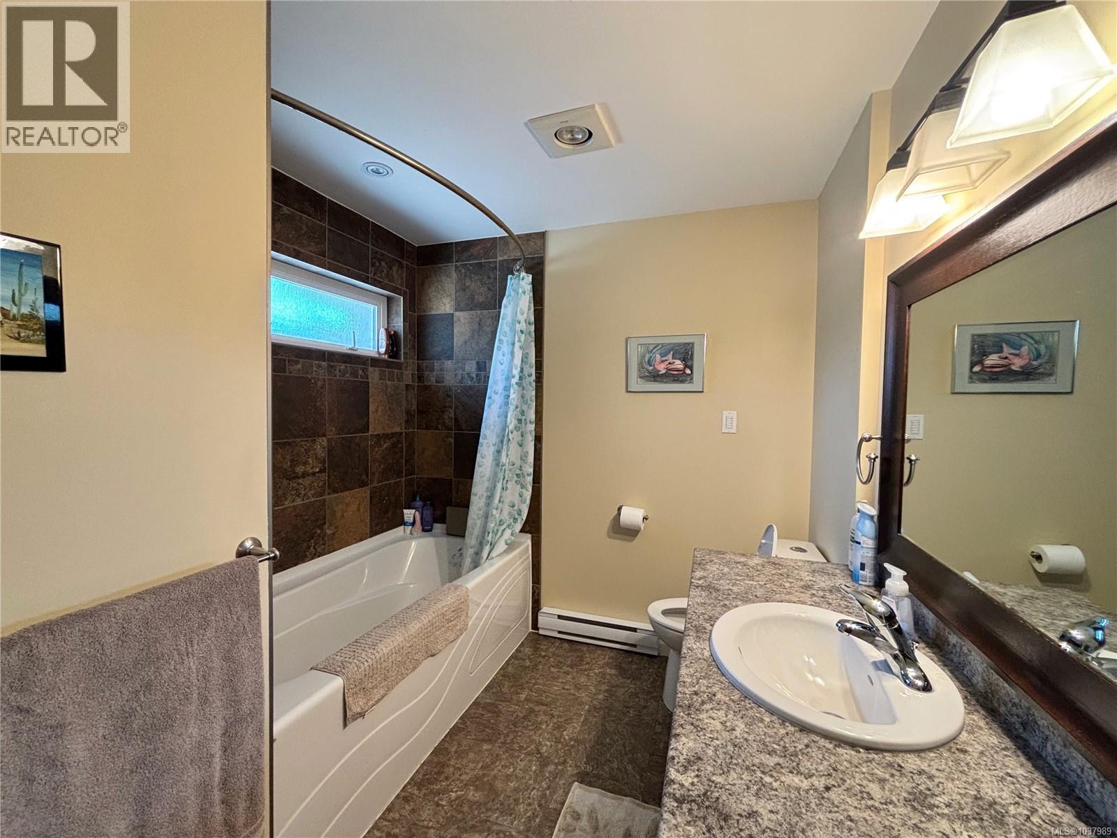 503 Maquinna Cres, Gold River