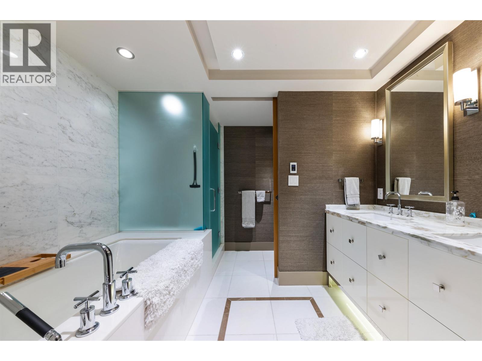 2 Bed, 2 Bath House for Sale in Vancouver – 3202 667 HOWE STREET, Vancouver – MLS# R3127331 - Image 3