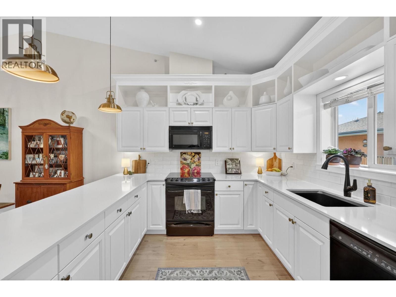 301 3996 Beach Avenue, Peachland