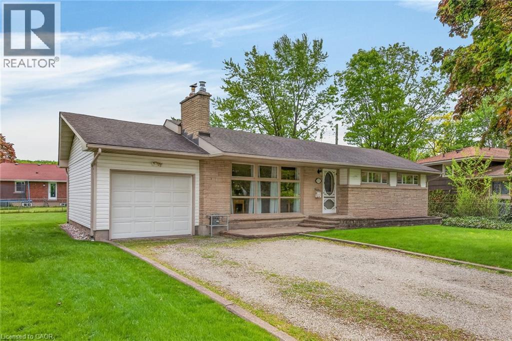 31 LARCHWOOD Drive - 1