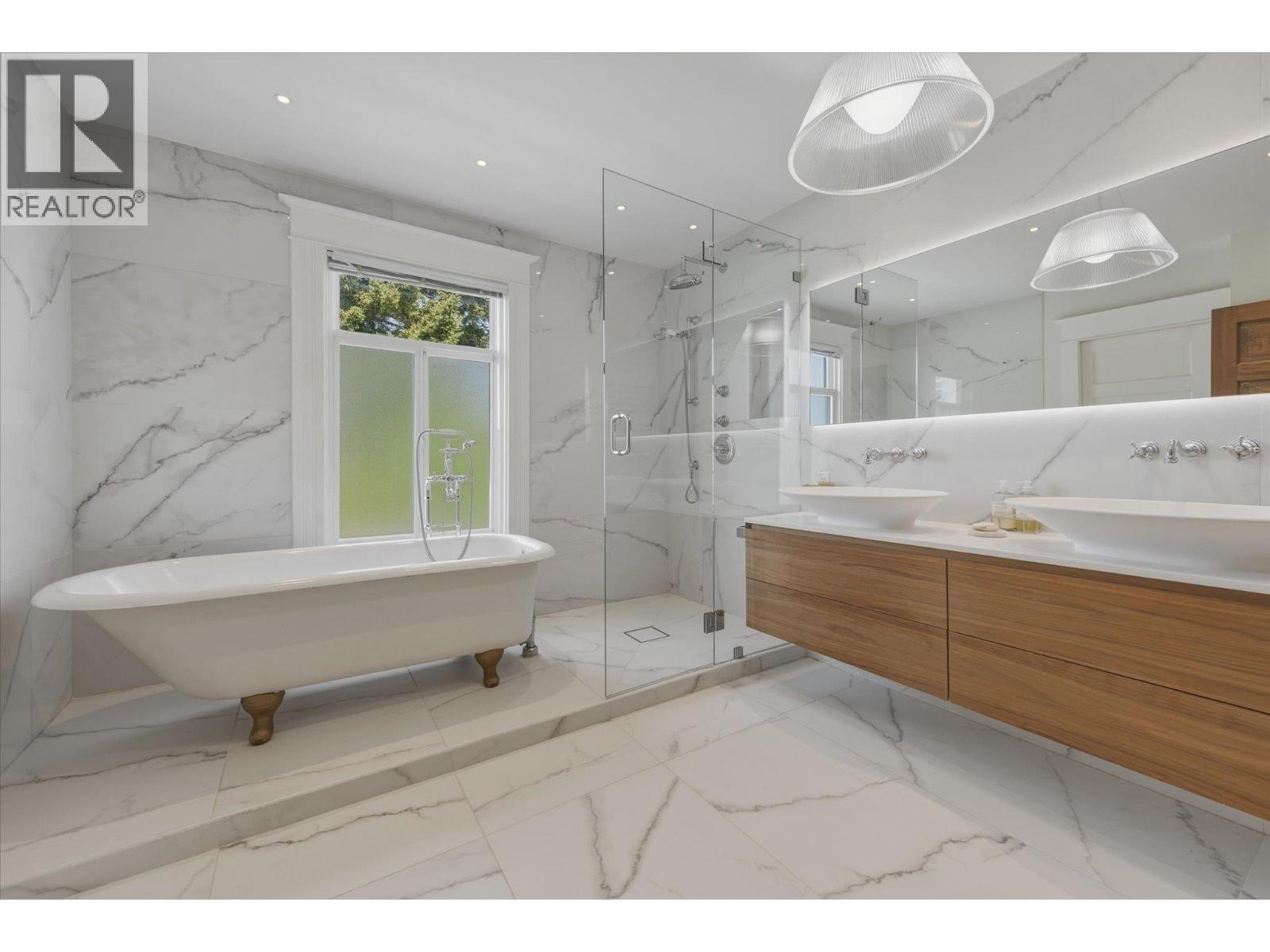 6 Bed, 3 Bath House for Sale in Vancouver – 647 PRIOR STREET, Vancouver – MLS# R3127426 - Image 25