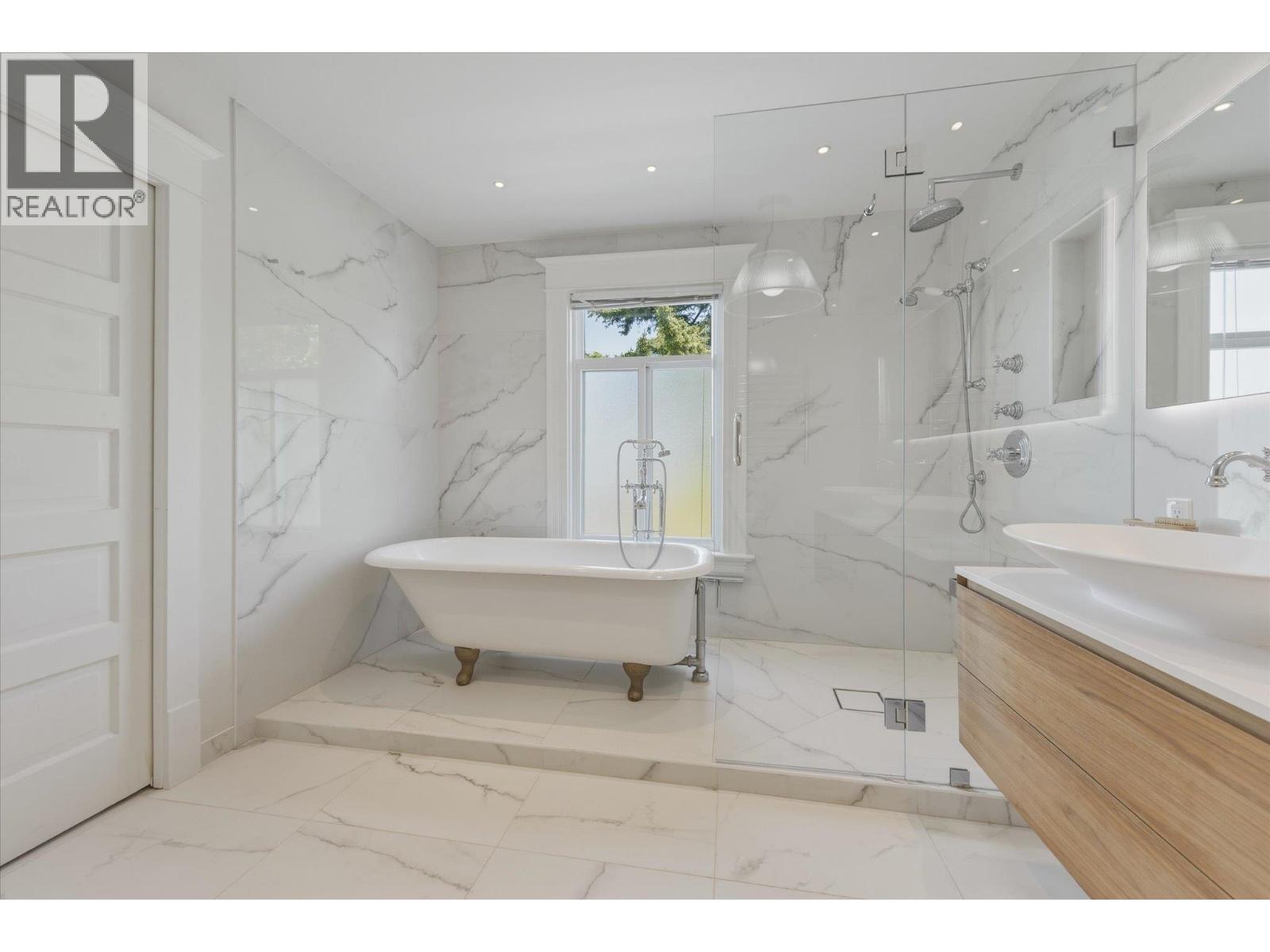6 Bed, 3 Bath House for Sale in Vancouver – 647 PRIOR STREET, Vancouver – MLS# R3127426 - Image 36