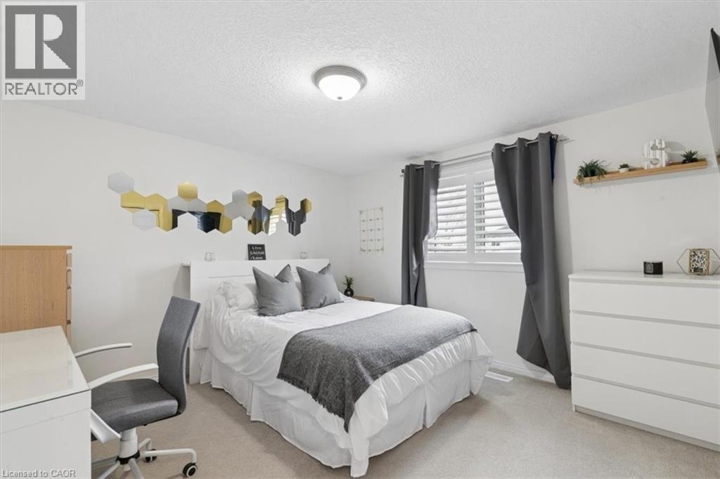 4 MARSH Crescent - 32