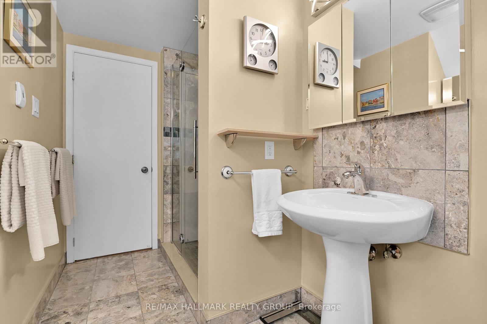 401 RICHARDSON AVENUE - 18
