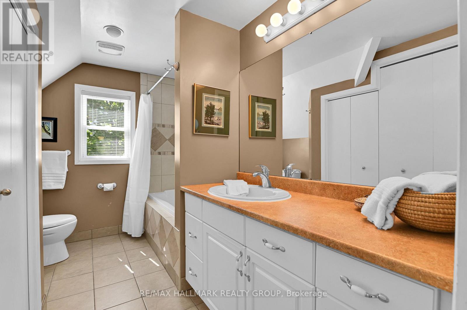 401 RICHARDSON AVENUE - 24