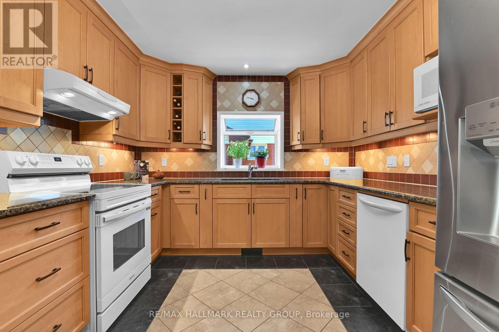 401 RICHARDSON AVENUE - 9