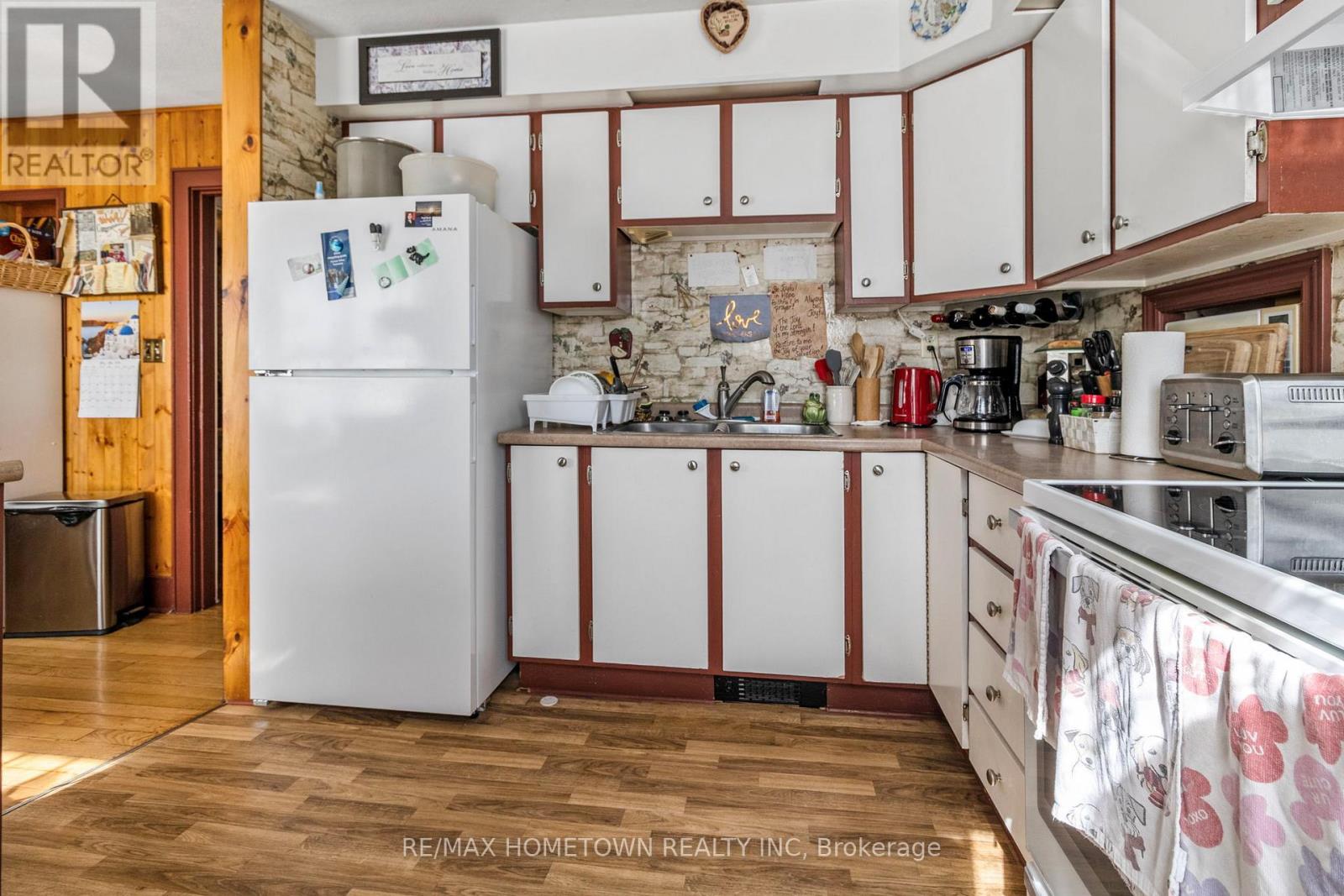 17 MAIN STREET E - 11