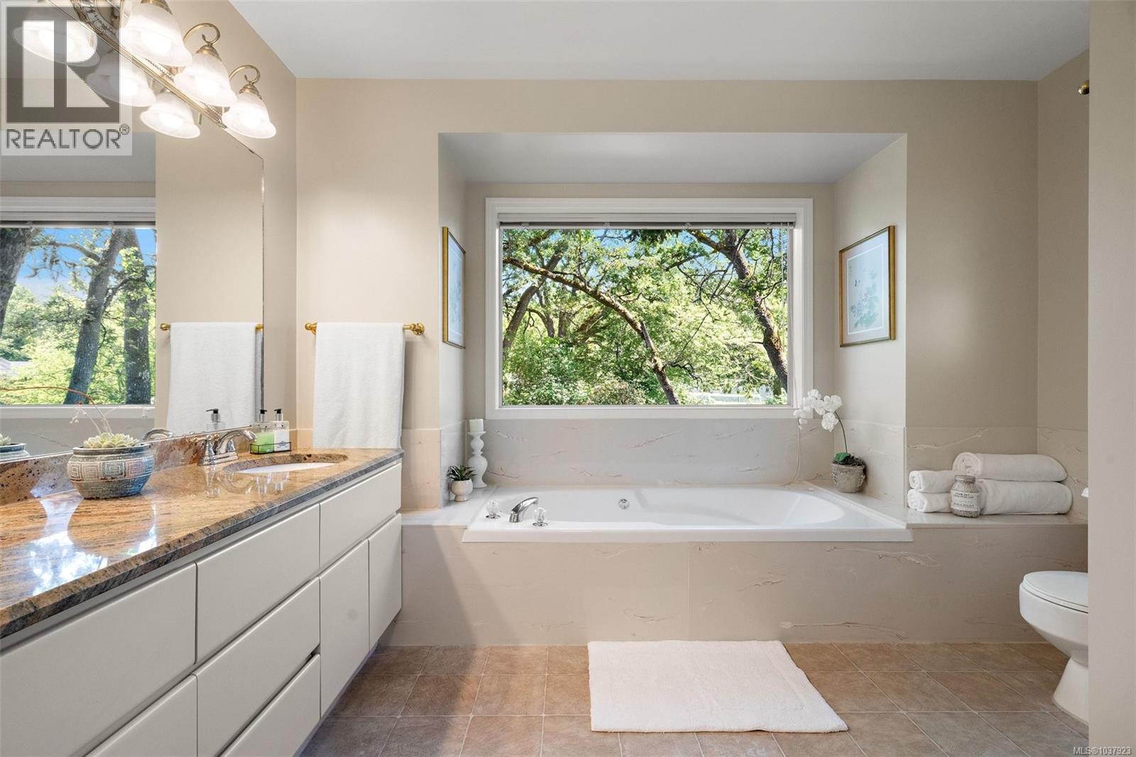  858 Maltwood Terrace, Saanich