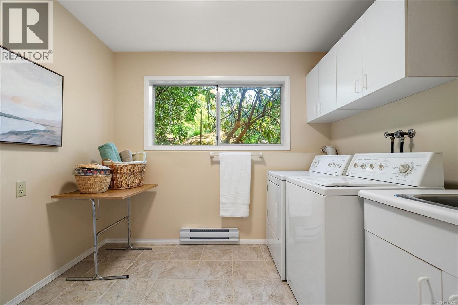  858 Maltwood Terrace, Saanich