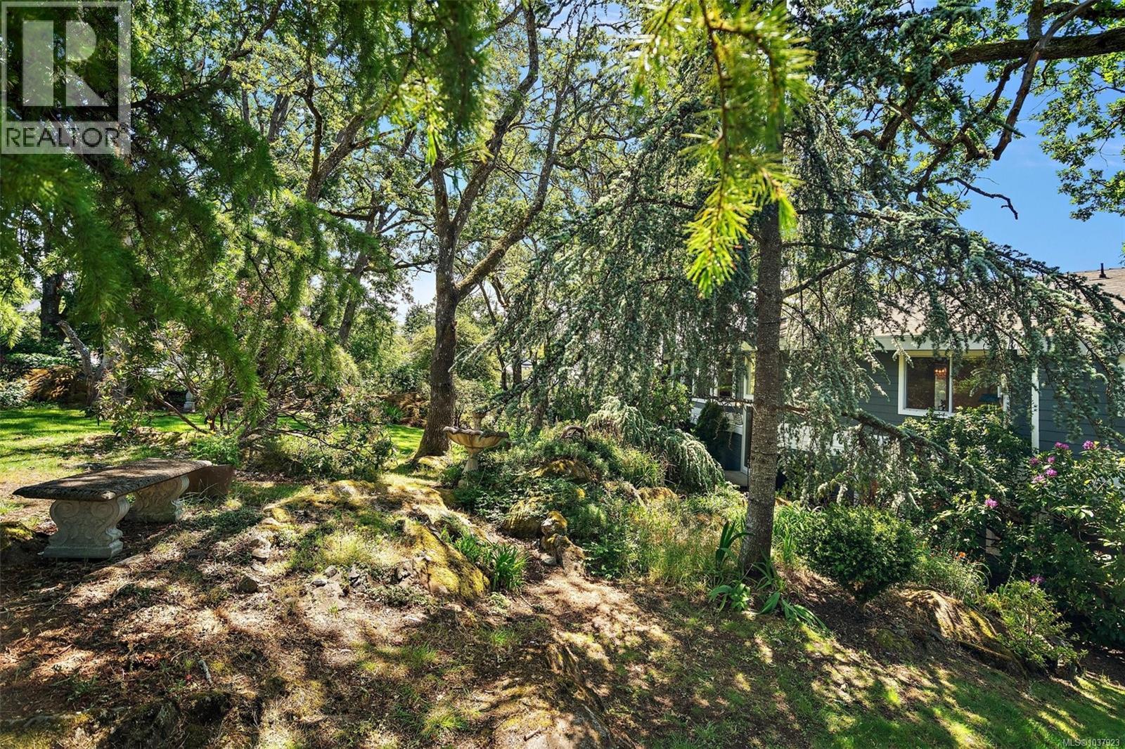  858 Maltwood Terrace, Saanich