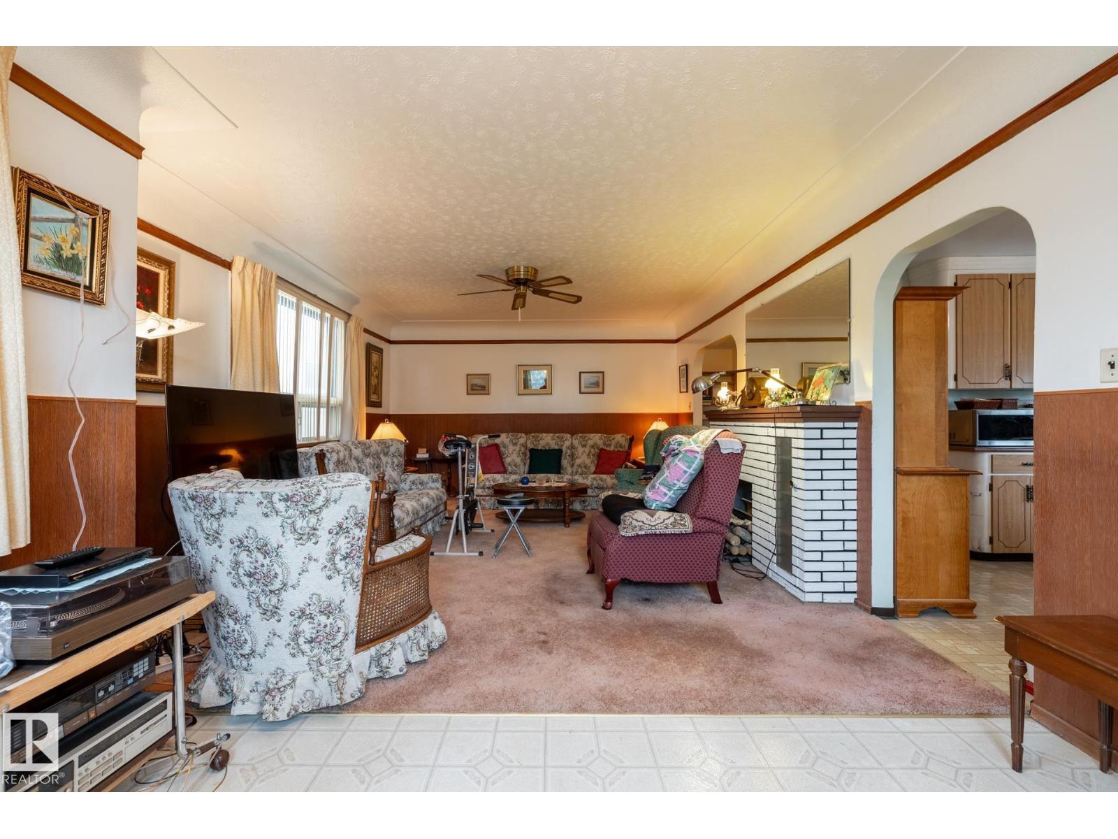 9839 81 AV NW - 11